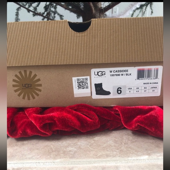 UGG Australia Black Suede Boots (6) NWT - Picture 4 of 6